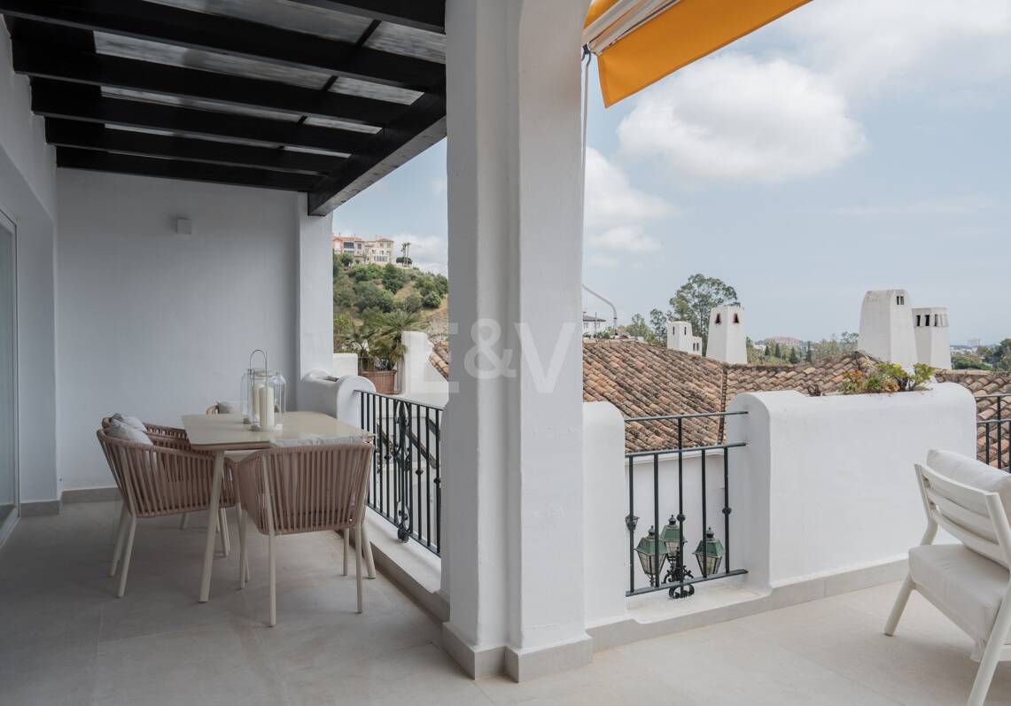 Turnkey Apartment with Panoramic Sea Views in Los Arqueros, Benahavís