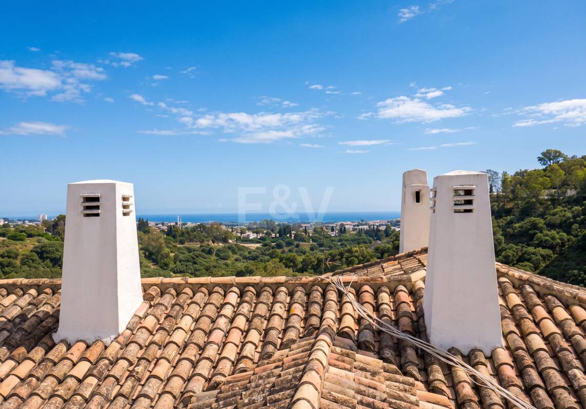Turnkey Apartment with Panoramic Sea Views in Los Arqueros, Benahavís