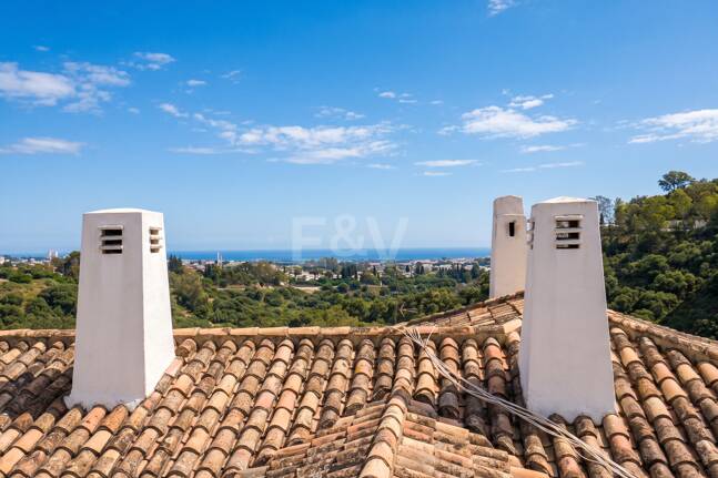 Turnkey Apartment with Panoramic Sea Views in Los Arqueros, Benahavís