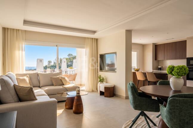 Turnkey Apartment with Panoramic Sea Views in Los Arqueros, Benahavís