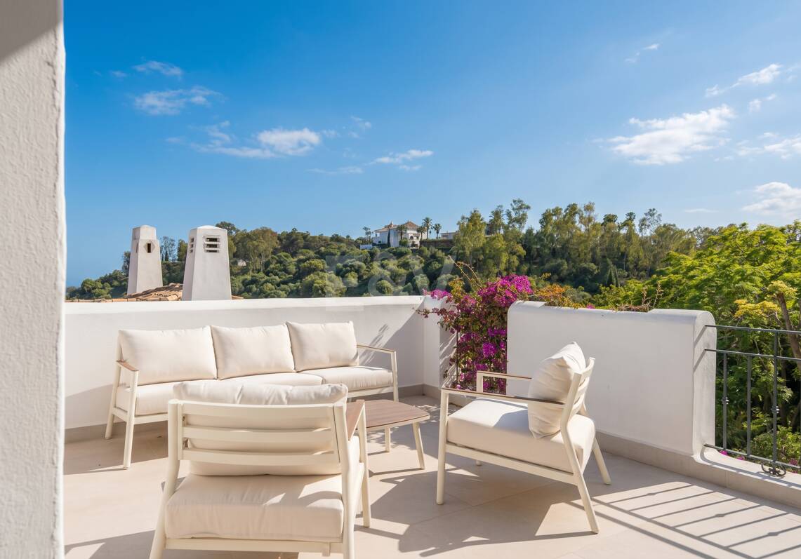 Turnkey Apartment with Panoramic Sea Views in Los Arqueros, Benahavís