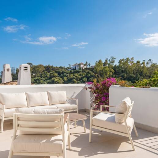 Turnkey Apartment with Panoramic Sea Views in Los Arqueros, Benahavís