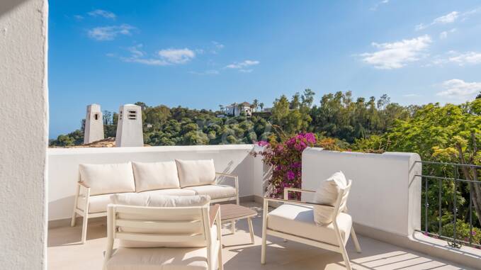 Turnkey Apartment with Panoramic Sea Views in Los Arqueros, Benahavís