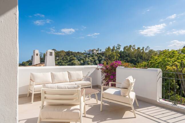 Turnkey Apartment with Panoramic Sea Views in Los Arqueros, Benahavís