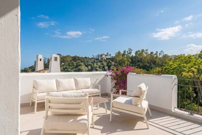 Turnkey Apartment with Panoramic Sea Views in Los Arqueros, Benahavís