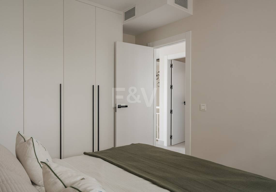 Turnkey Apartment with Panoramic Sea Views in Los Arqueros, Benahavís