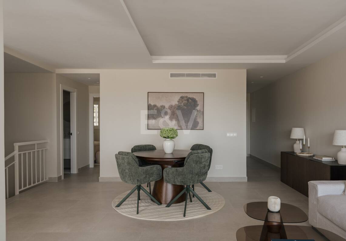 Turnkey Apartment with Panoramic Sea Views in Los Arqueros, Benahavís