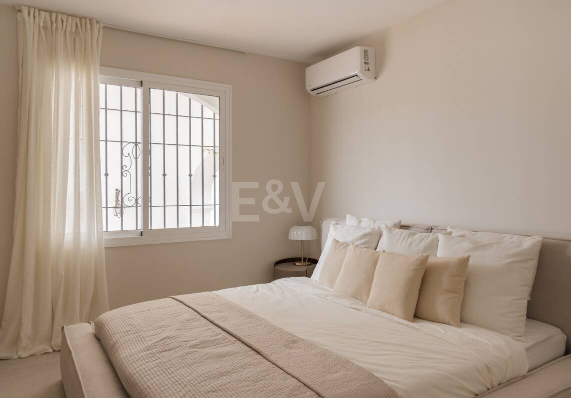 Turnkey Apartment with Panoramic Sea Views in Los Arqueros, Benahavís