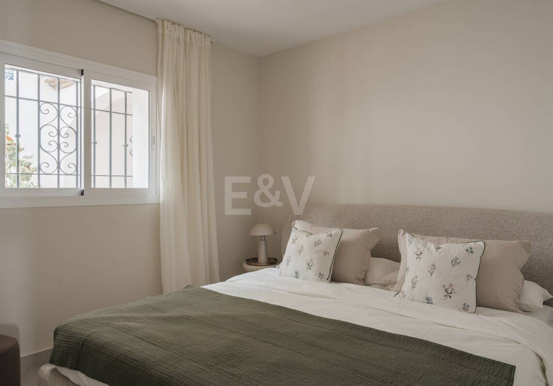 Turnkey Apartment with Panoramic Sea Views in Los Arqueros, Benahavís