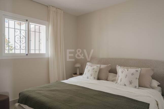 Turnkey Apartment with Panoramic Sea Views in Los Arqueros, Benahavís