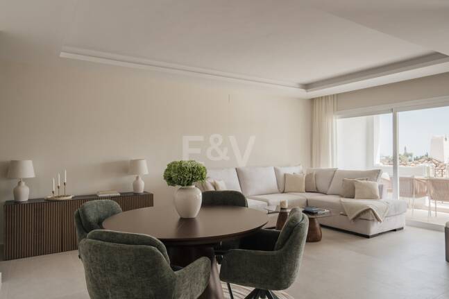 Turnkey Apartment with Panoramic Sea Views in Los Arqueros, Benahavís