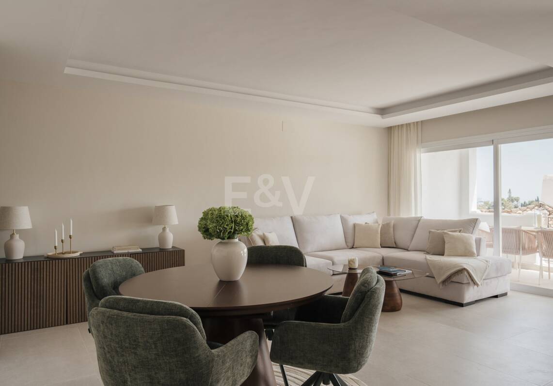 Turnkey Apartment with Panoramic Sea Views in Los Arqueros, Benahavís