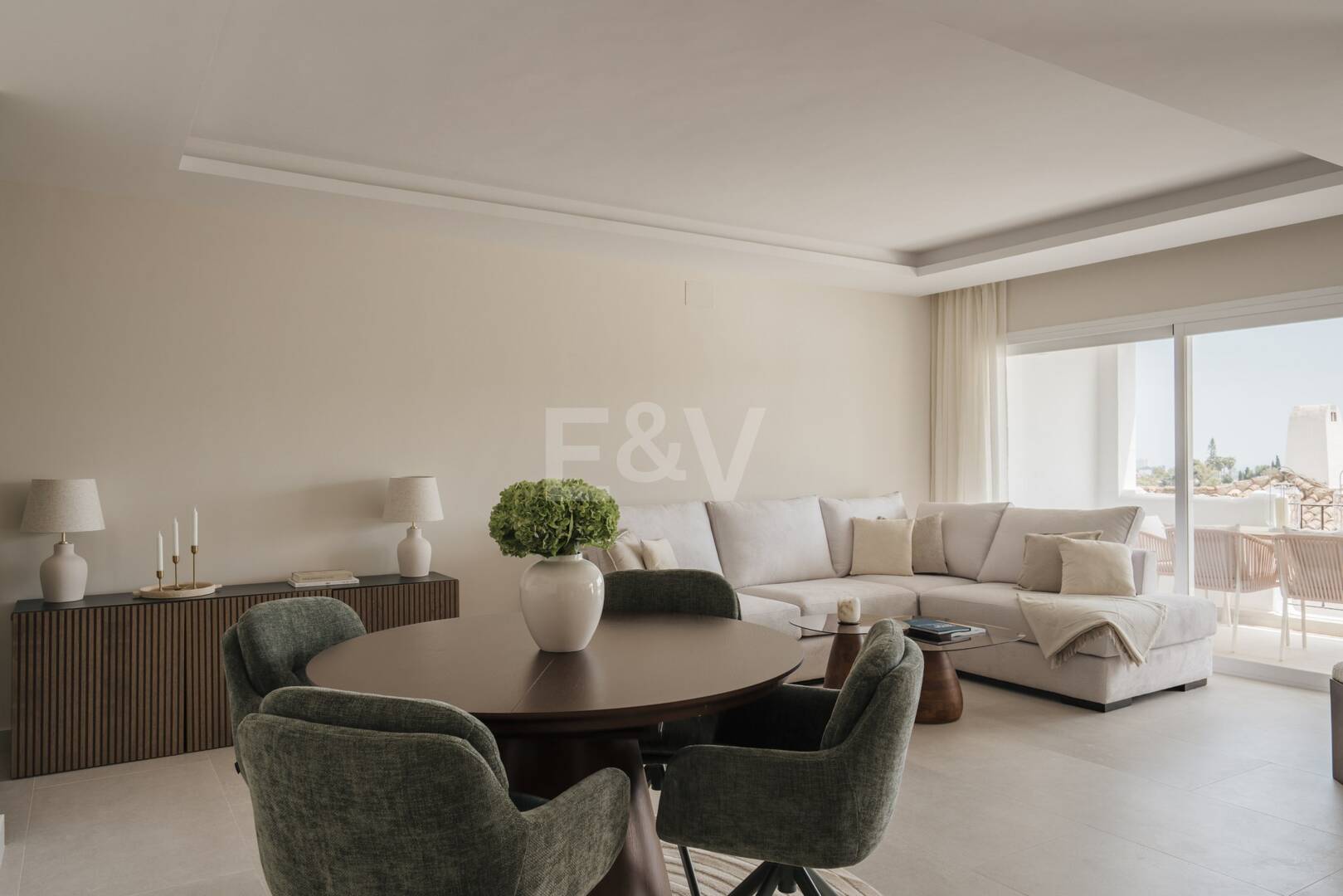 Turnkey Apartment with Panoramic Sea Views in Los Arqueros, Benahavís