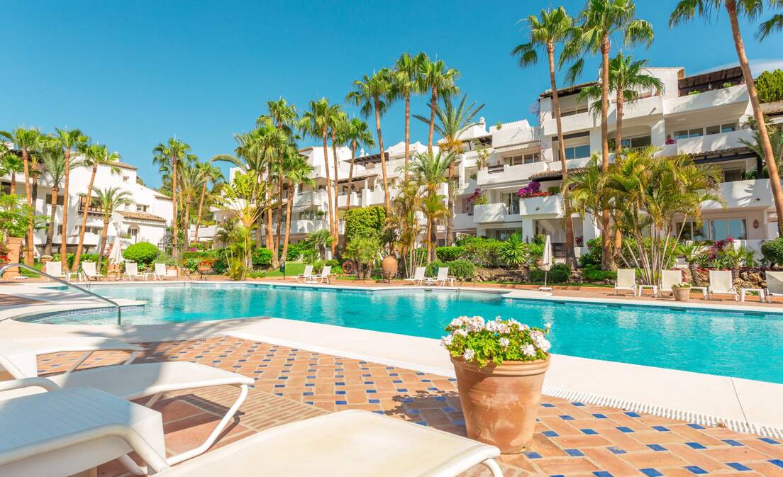 Ubicado en la prestigiosa Marina Puente Romano, en la Milla de Oro de Marbella, este excepcional ático dúplex ofrece una...