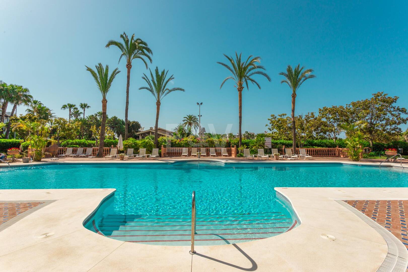 Ático dúplex elegante en Marina Puente Romano