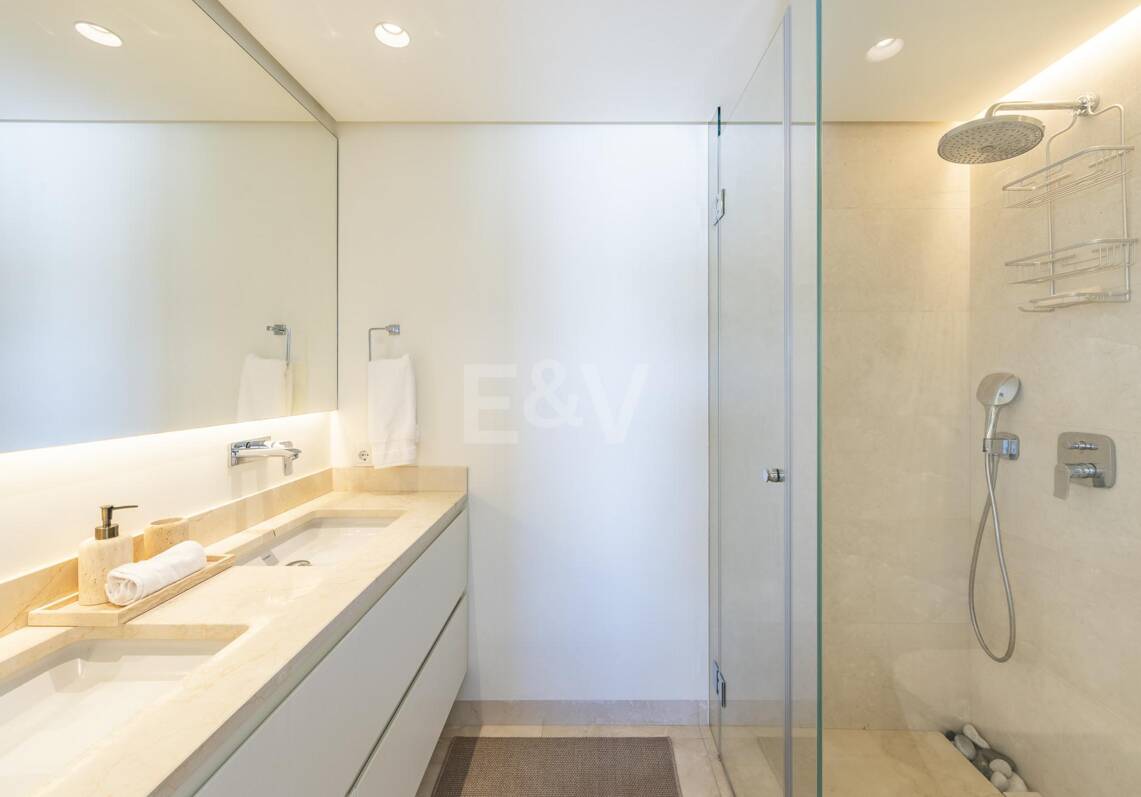 Ático dúplex elegante en Marina Puente Romano