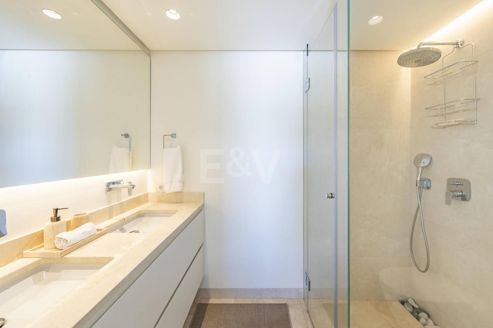 Ático dúplex elegante en Marina Puente Romano