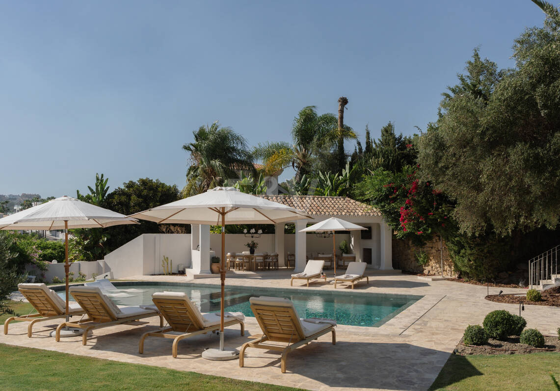 Eine moderne Villa im französisch-mediterranen Stil mit atemberaubendem Blick in Nueva Andalucía