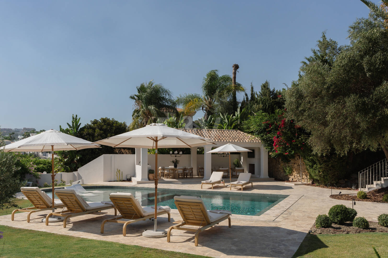 Eine moderne Villa im französisch-mediterranen Stil mit atemberaubendem Blick in Nueva Andalucía