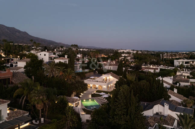 Eine moderne Villa im französisch-mediterranen Stil mit atemberaubendem Blick in Nueva Andalucía