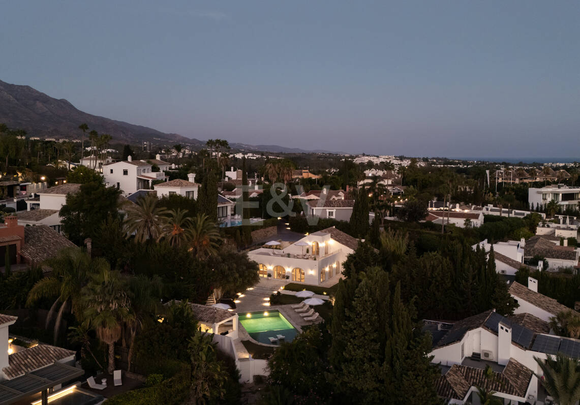 Eine moderne Villa im französisch-mediterranen Stil mit atemberaubendem Blick in Nueva Andalucía