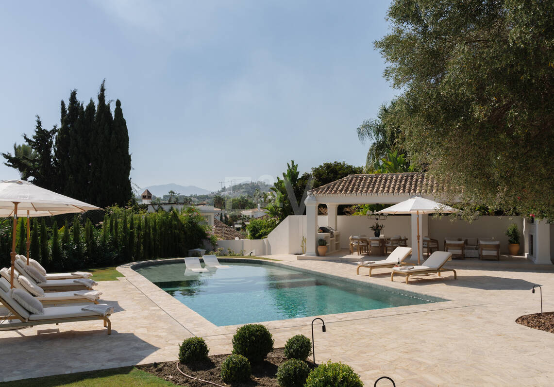 Eine moderne Villa im französisch-mediterranen Stil mit atemberaubendem Blick in Nueva Andalucía