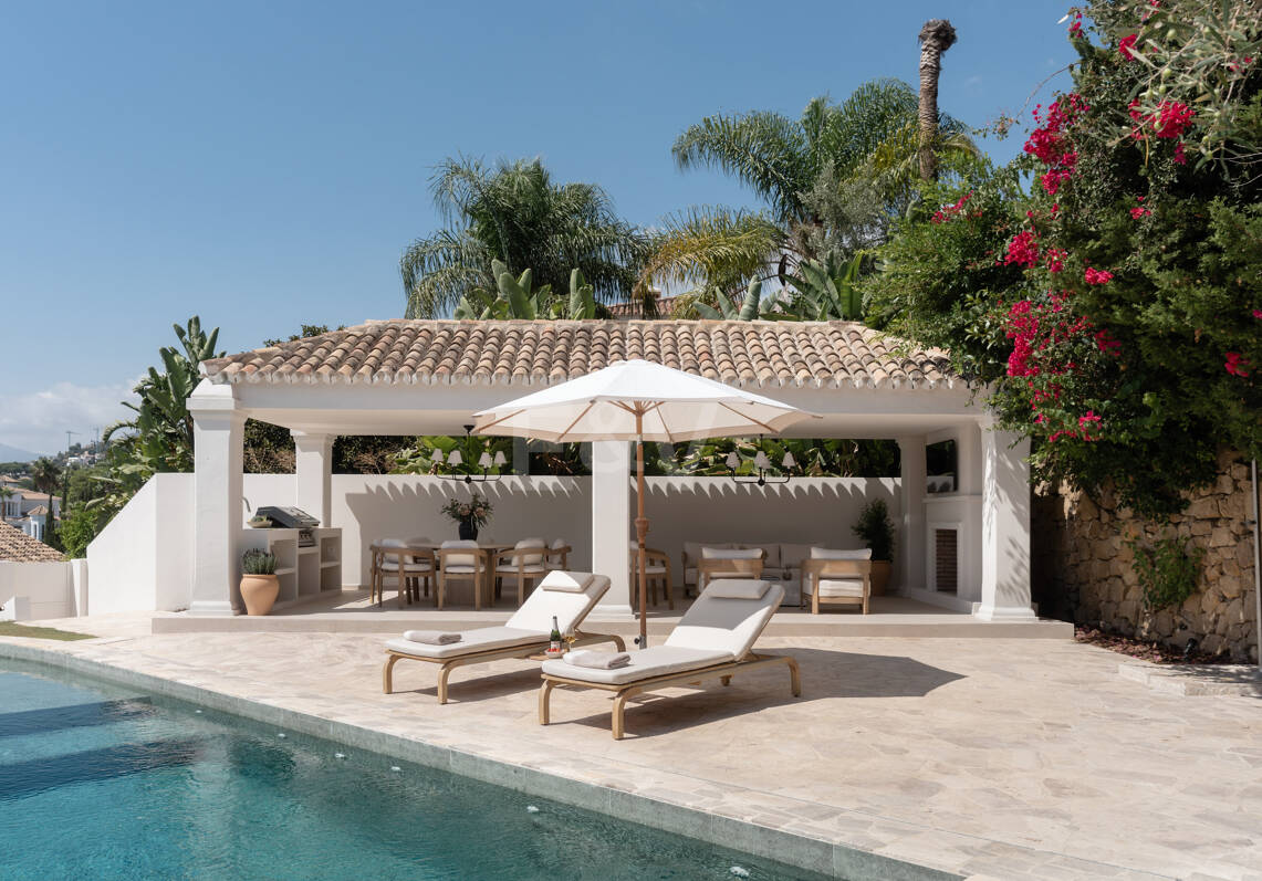 Eine moderne Villa im französisch-mediterranen Stil mit atemberaubendem Blick in Nueva Andalucía