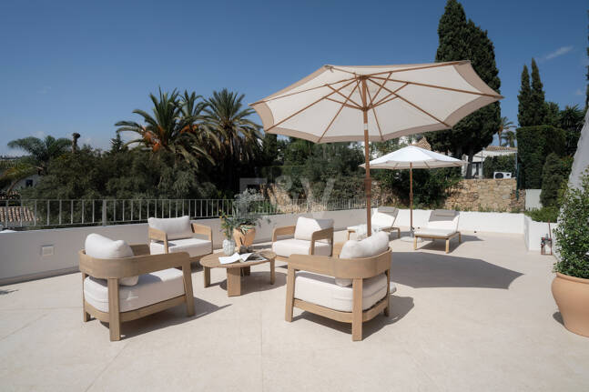 Eine moderne Villa im französisch-mediterranen Stil mit atemberaubendem Blick in Nueva Andalucía