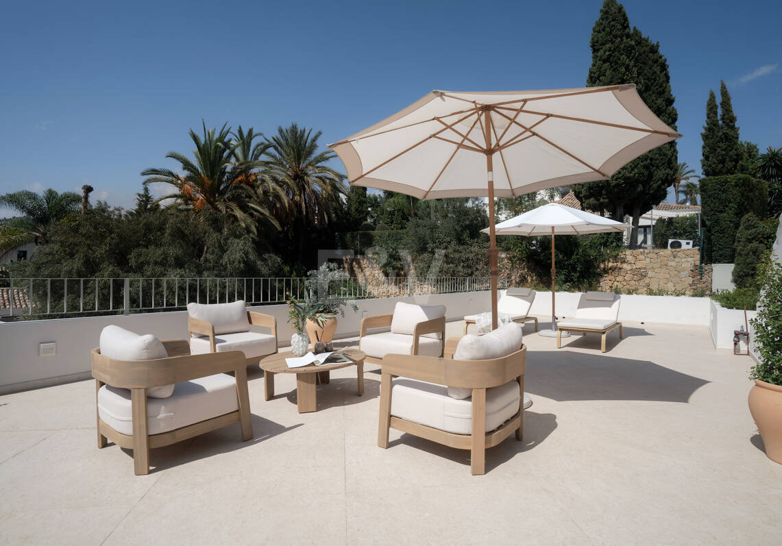 Eine moderne Villa im französisch-mediterranen Stil mit atemberaubendem Blick in Nueva Andalucía