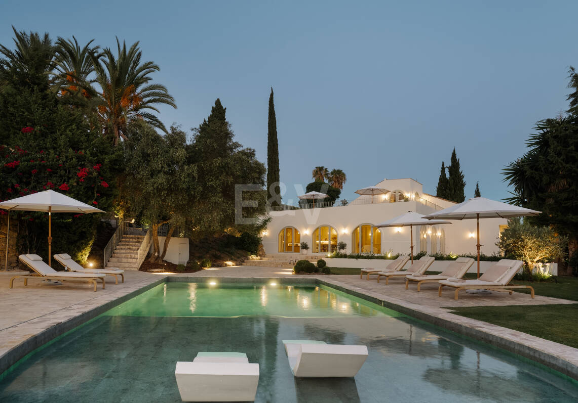 Eine moderne Villa im französisch-mediterranen Stil mit atemberaubendem Blick in Nueva Andalucía