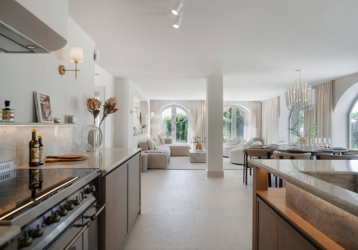 Eine moderne Villa im französisch-mediterranen Stil mit atemberaubendem Blick in Nueva Andalucía