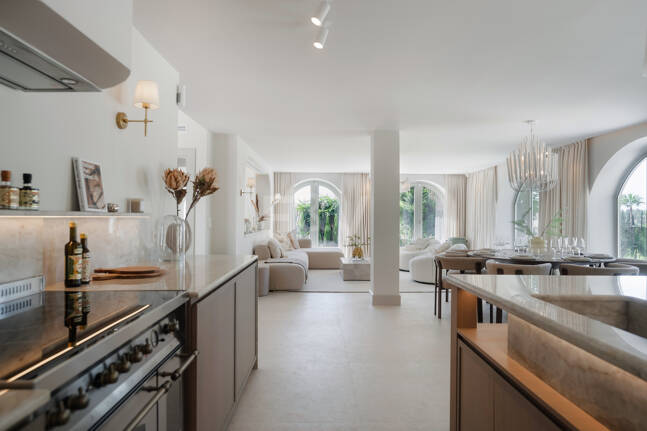 Eine moderne Villa im französisch-mediterranen Stil mit atemberaubendem Blick in Nueva Andalucía