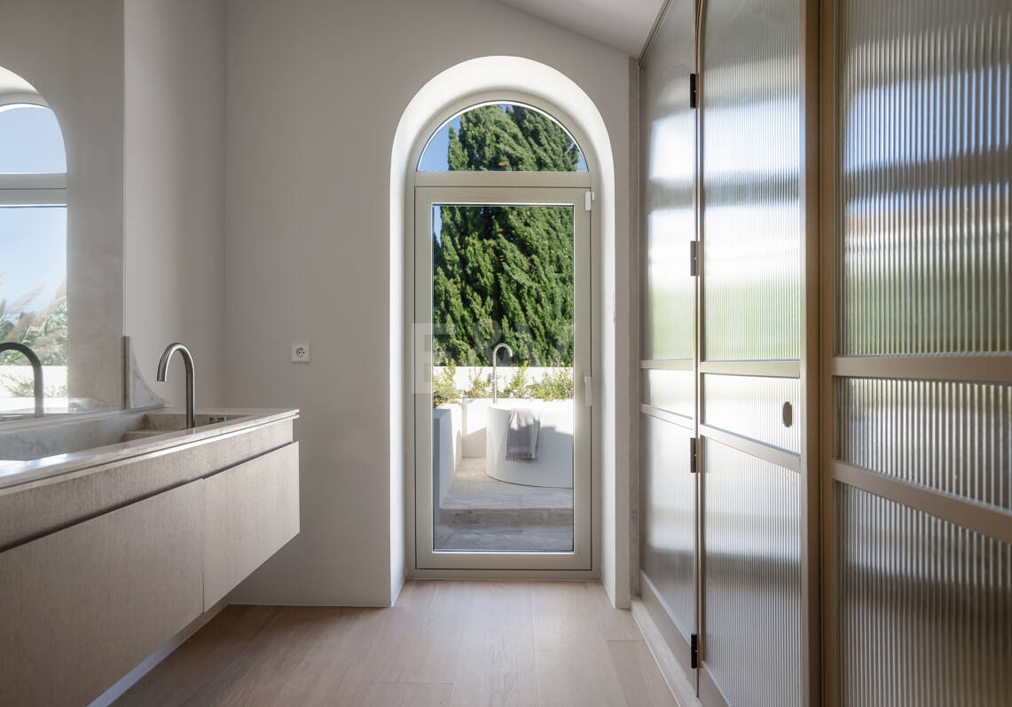 Eine moderne Villa im französisch-mediterranen Stil mit atemberaubendem Blick in Nueva Andalucía