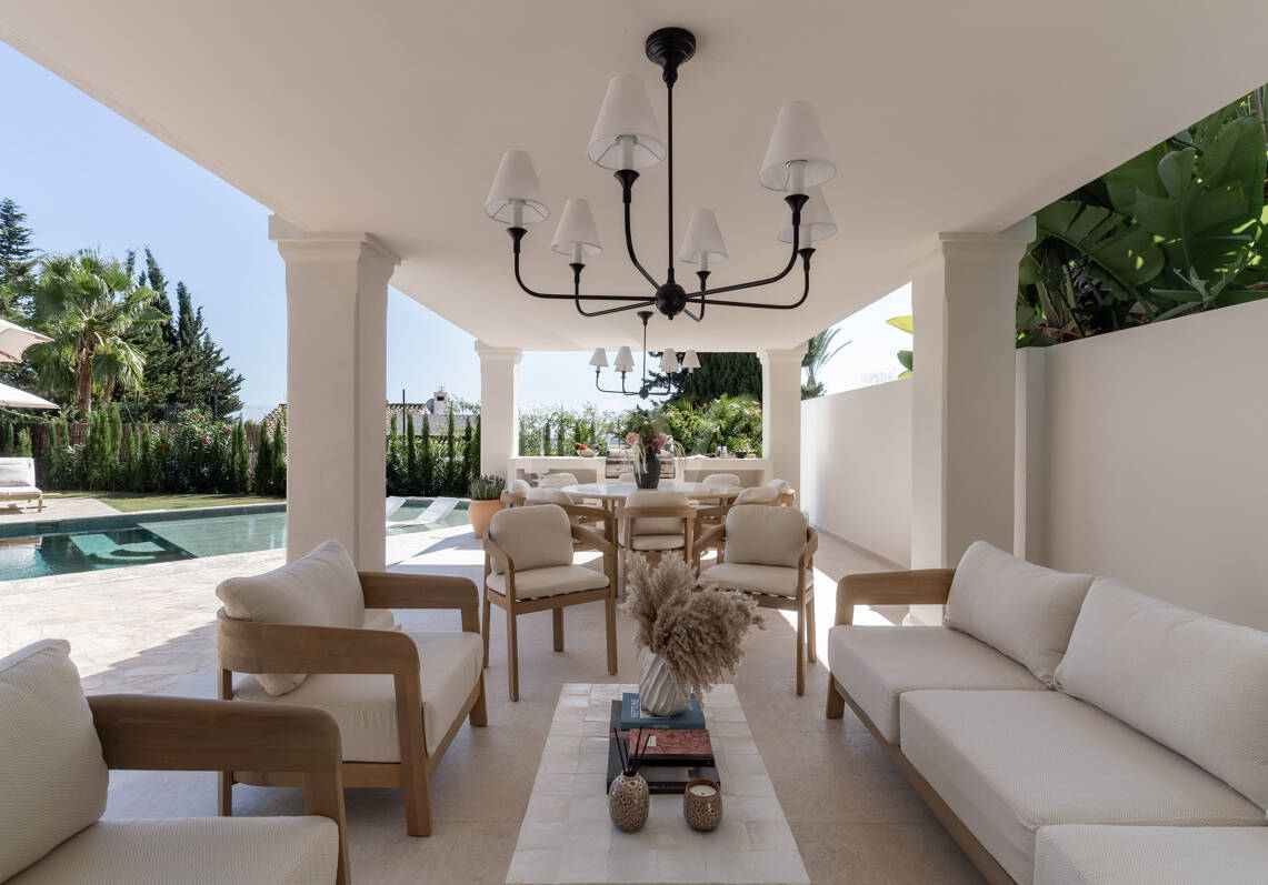 Eine moderne Villa im französisch-mediterranen Stil mit atemberaubendem Blick in Nueva Andalucía