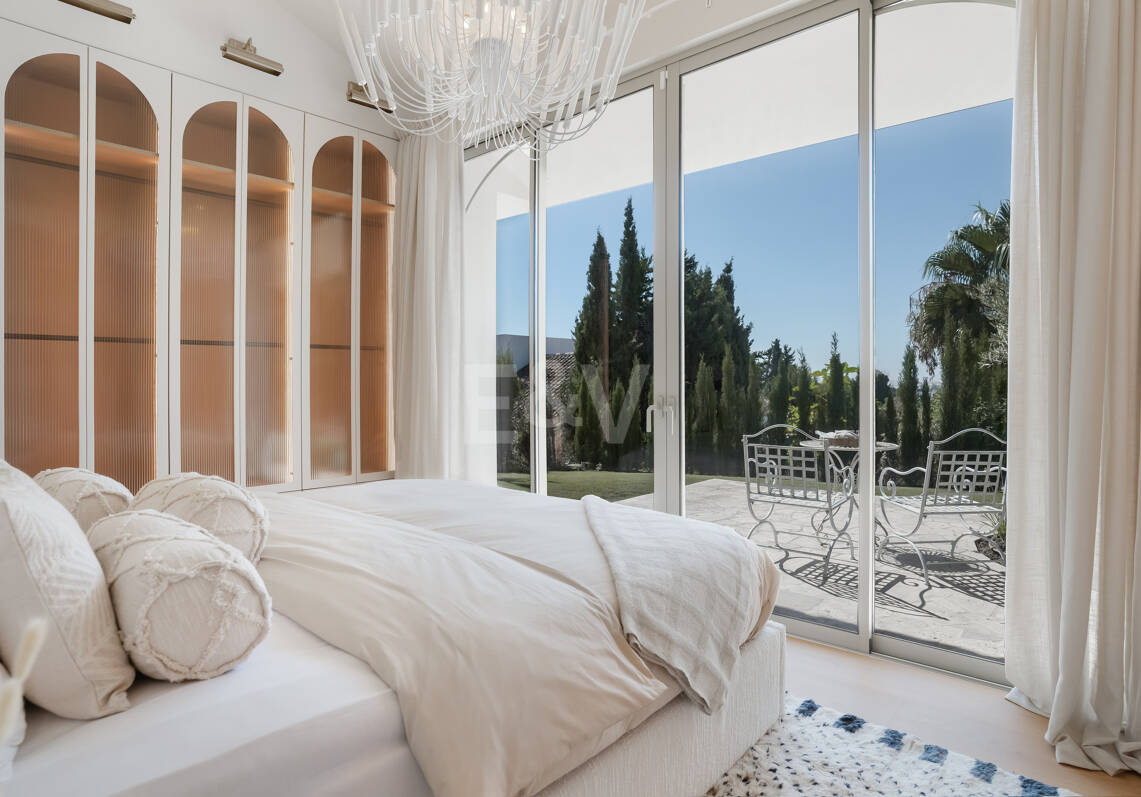 Eine moderne Villa im französisch-mediterranen Stil mit atemberaubendem Blick in Nueva Andalucía
