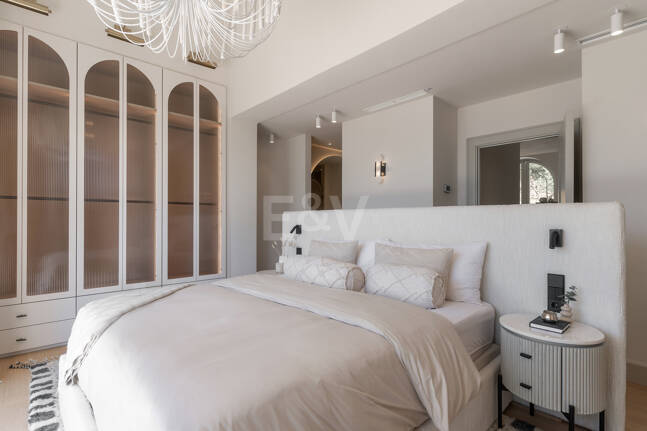 Eine moderne Villa im französisch-mediterranen Stil mit atemberaubendem Blick in Nueva Andalucía