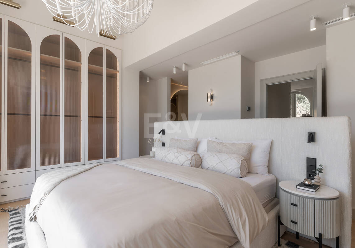 Eine moderne Villa im französisch-mediterranen Stil mit atemberaubendem Blick in Nueva Andalucía