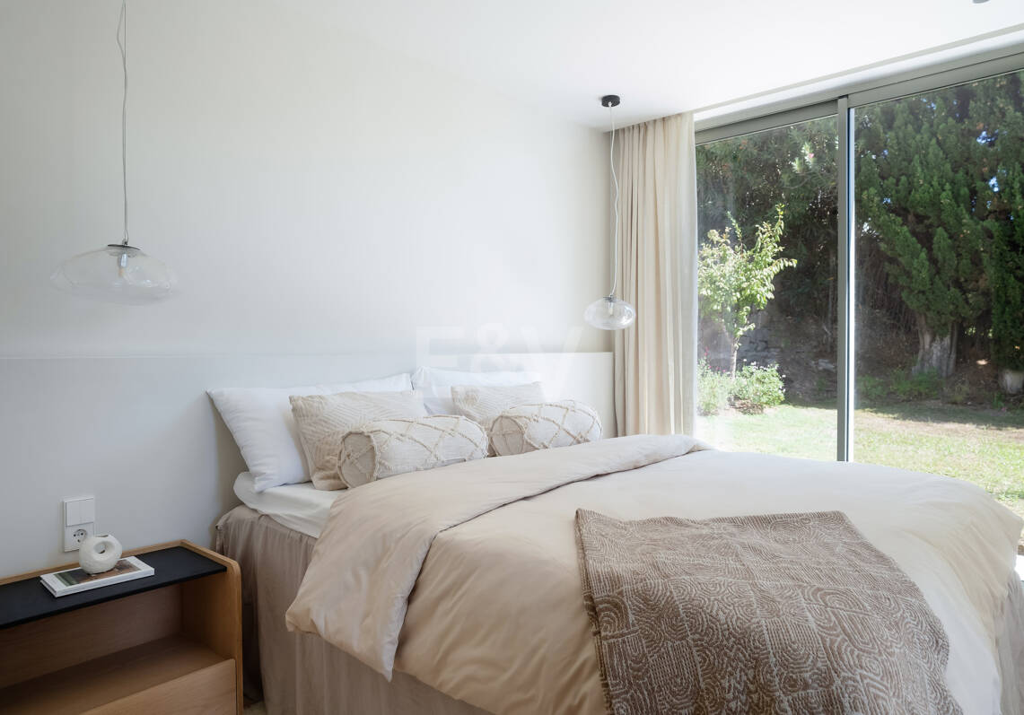Eine moderne Villa im französisch-mediterranen Stil mit atemberaubendem Blick in Nueva Andalucía