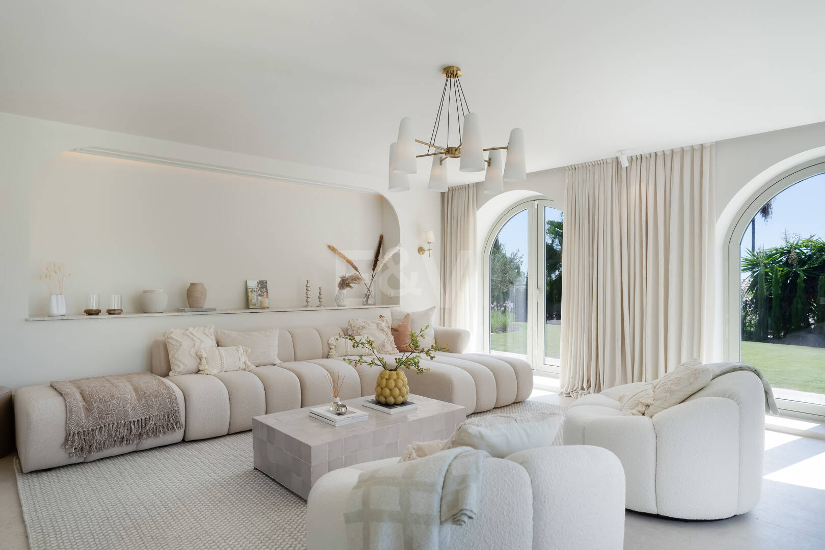 Eine moderne Villa im französisch-mediterranen Stil mit atemberaubendem Blick in Nueva Andalucía
