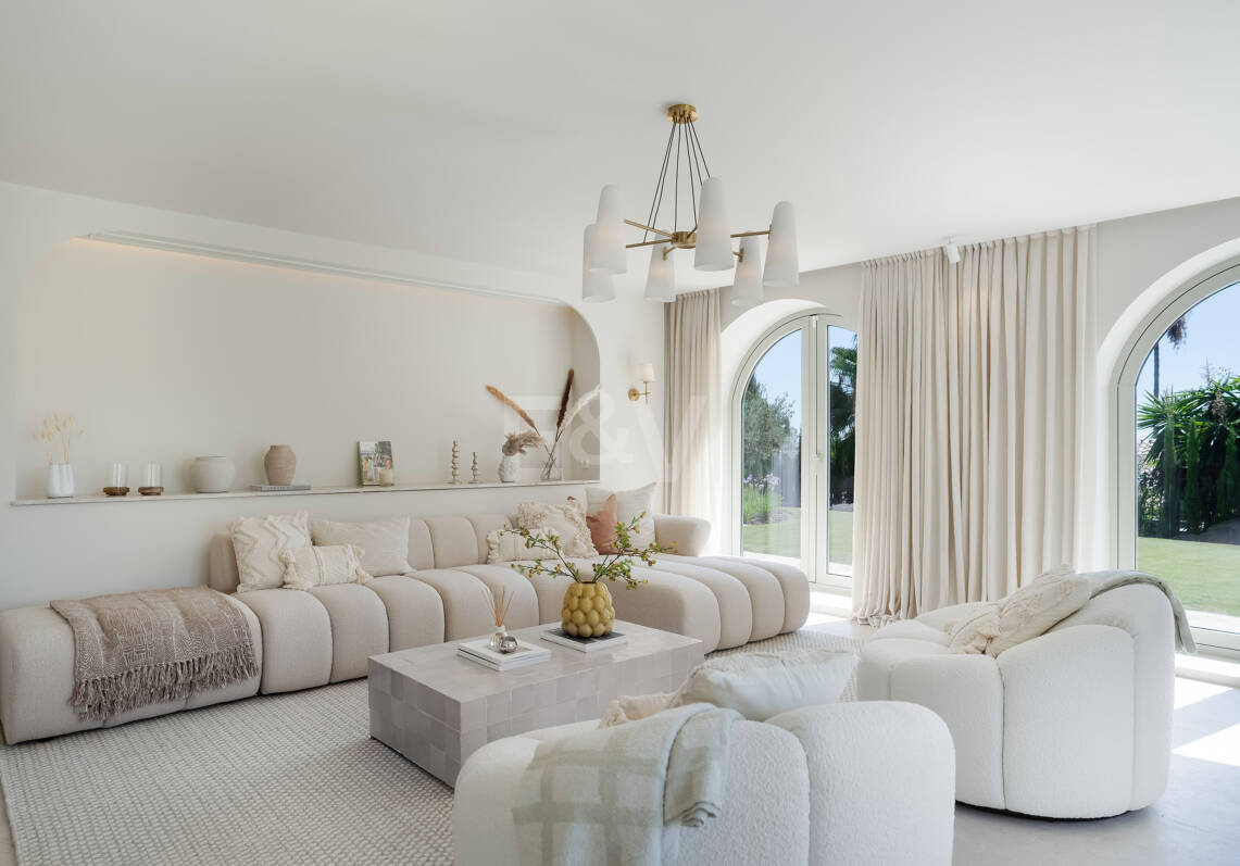 Eine moderne Villa im französisch-mediterranen Stil mit atemberaubendem Blick in Nueva Andalucía