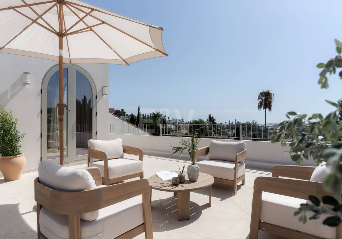 Eine moderne Villa im französisch-mediterranen Stil mit atemberaubendem Blick in Nueva Andalucía