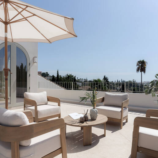 Eine moderne Villa im französisch-mediterranen Stil mit atemberaubendem Blick in Nueva Andalucía