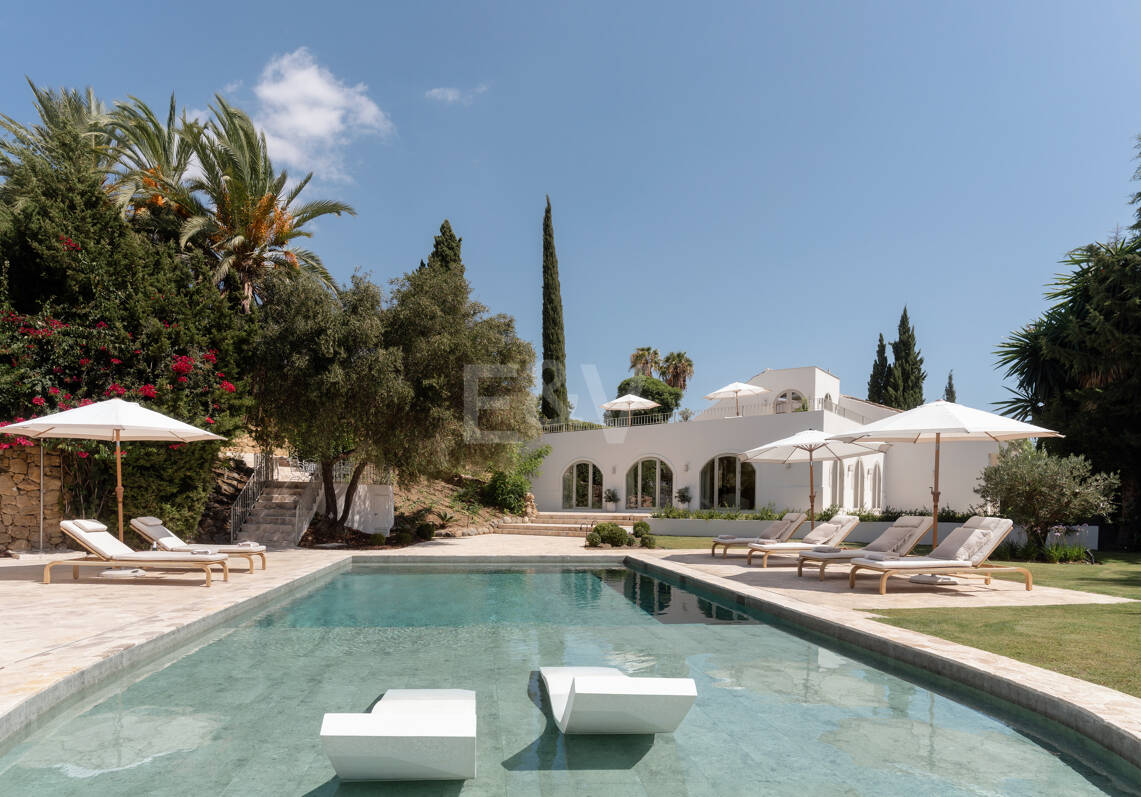 Eine moderne Villa im französisch-mediterranen Stil mit atemberaubendem Blick in Nueva Andalucía