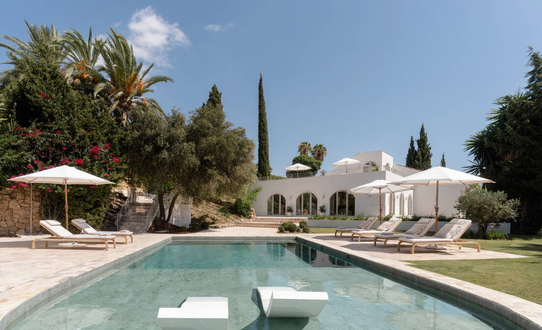Ubicada en una tranquila zona residencial de Nueva Andalucía, Marbella, esta villa magníficamente renovada ocupa una amplia parcela doble con...