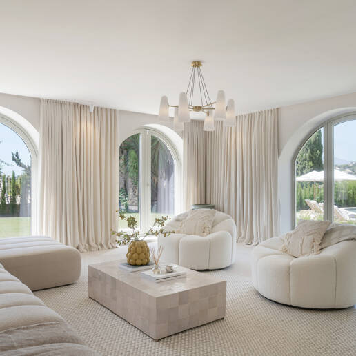 Eine moderne Villa im französisch-mediterranen Stil mit atemberaubendem Blick in Nueva Andalucía