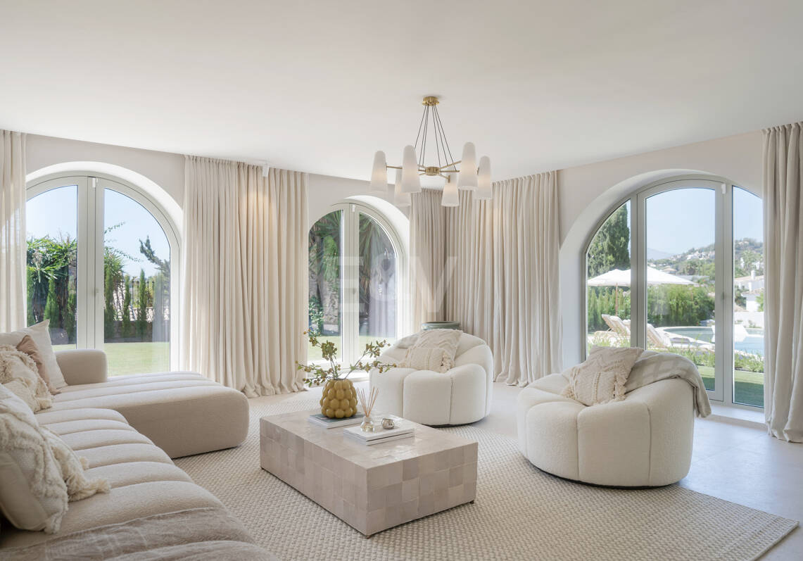 Eine moderne Villa im französisch-mediterranen Stil mit atemberaubendem Blick in Nueva Andalucía