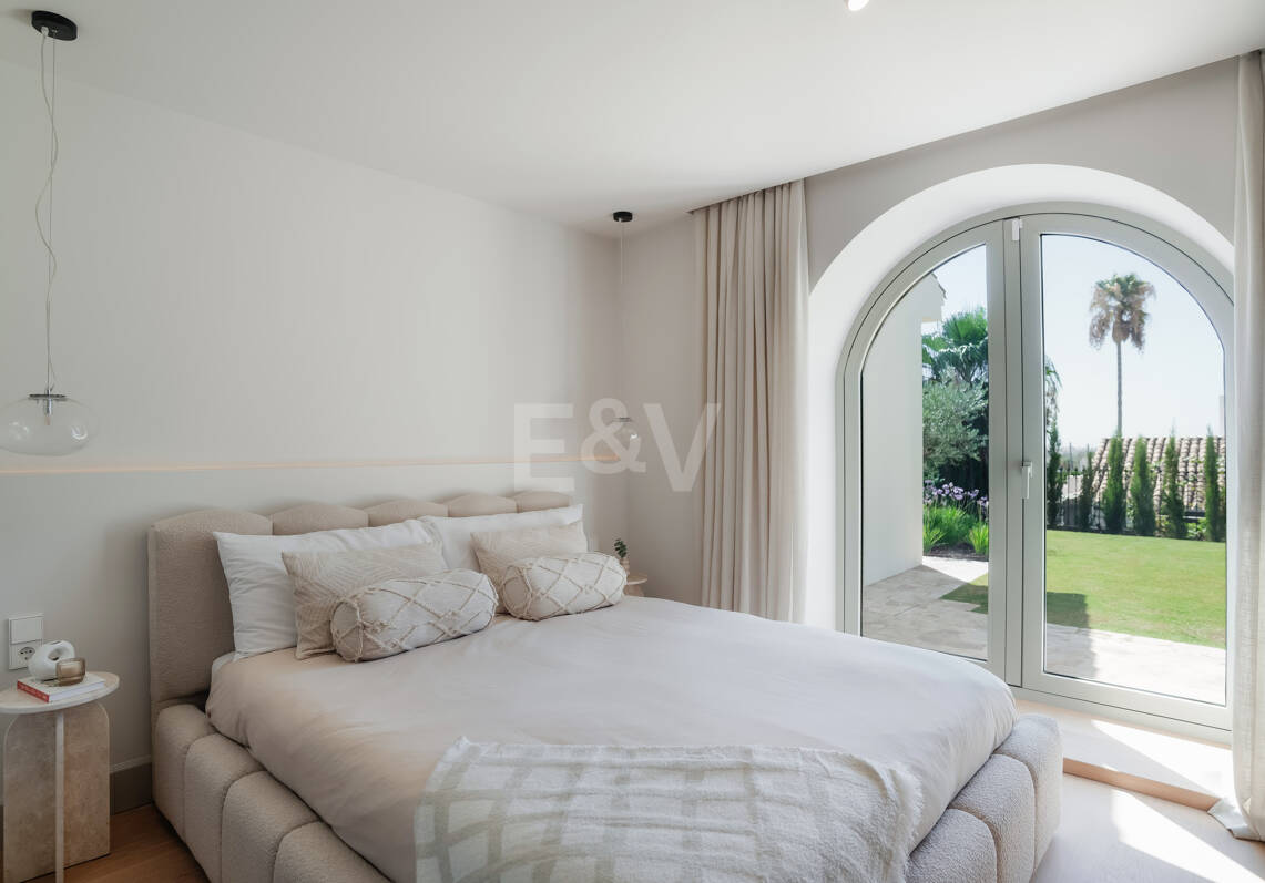 Eine moderne Villa im französisch-mediterranen Stil mit atemberaubendem Blick in Nueva Andalucía