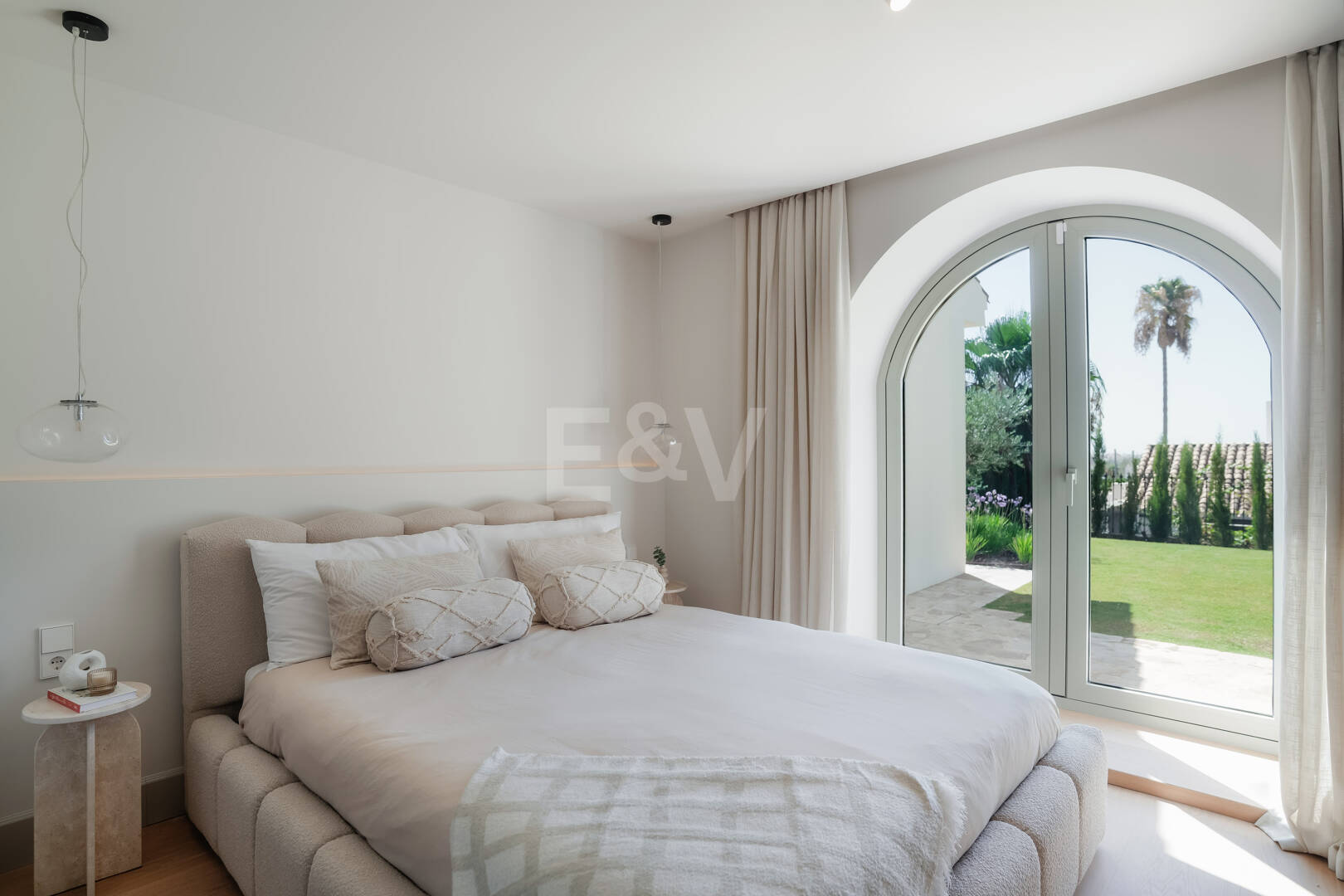 Eine moderne Villa im französisch-mediterranen Stil mit atemberaubendem Blick in Nueva Andalucía