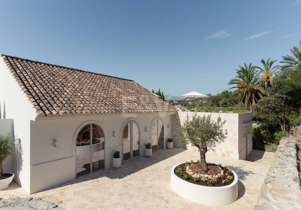 Eine moderne Villa im französisch-mediterranen Stil mit atemberaubendem Blick in Nueva Andalucía