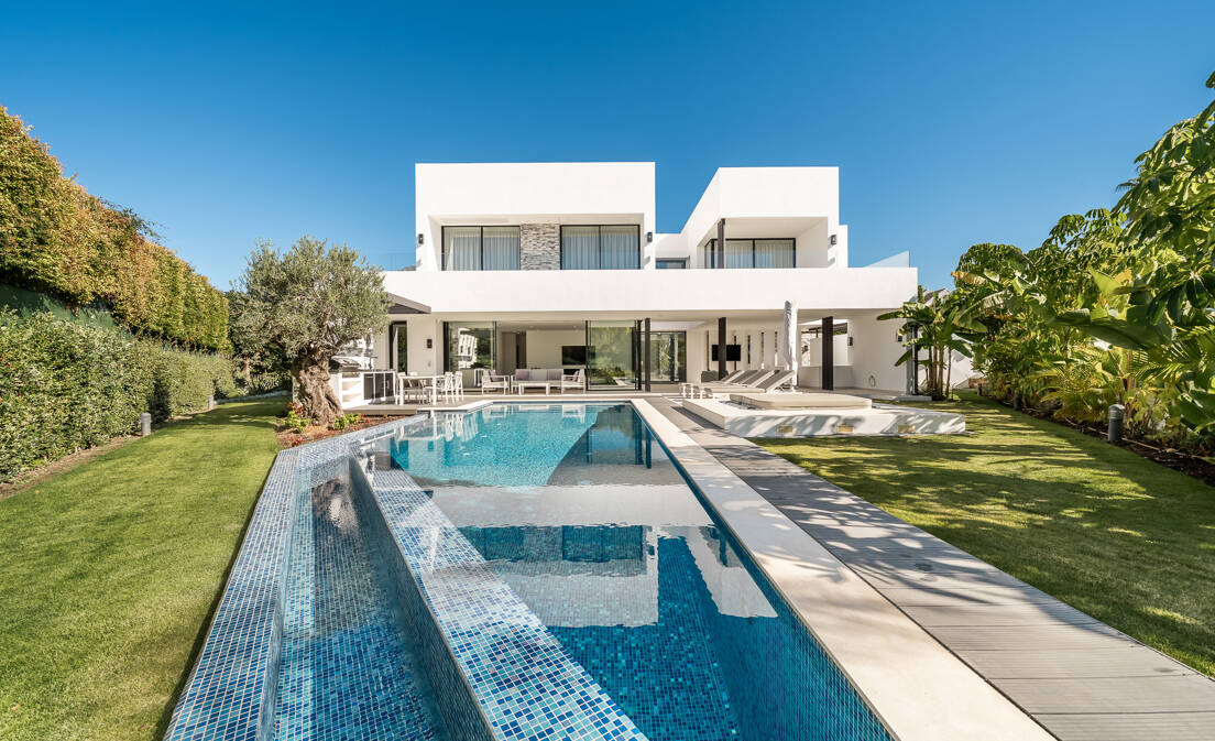 Ubicada en el prestigioso enclave residencial de Las Lomas del Marbella Club, esta villa contemporánea de lujo ofrece una combinación...